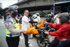 Jelang Buka Puasa, Satlantas Jakbar dan Brotherhood Bikers Community Bagi-bagi Takjil di Tomang