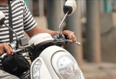 Merokok Sambil Naik Motor, Tindakan Egois yang Merugikan Diri Sendiri dan Pengguna Jalan Lain