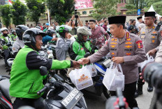 Kapolri Listyo Sigit Berbagi Takjil Langsung ke Pengendara di Depan Mabes Polri