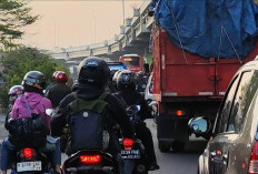 Cara Aman Menyalip Kendaraan Besar dengan Motor, Ini Teknik yang Perlu Dikuasai