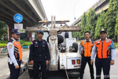 Personel Gabungan Jakarta Timur Gencarkan Operasi Sapu Bersih Ranjau Paku di Jalan DI Panjaitan