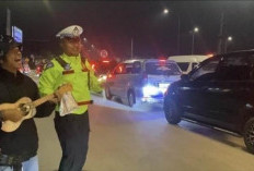 Bukan Sekadar Atur Jalan, Polisi di Sukabumi Ini Hibur Wisatawan Demi Cairkan Suasana di Tengah Macet