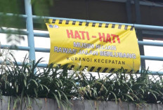 Dinas Bina Marga DKI Pasang Imbauan di Titik Jalan Rawan Berlubang, Pemotor Diharap Waspada!